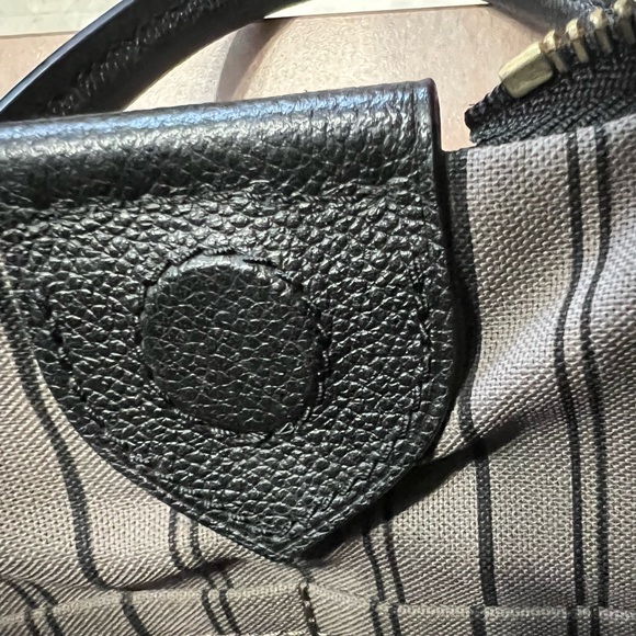 Like New Louis Vuitton Mazarine MM Empreinte Monogram Crossbody Tote bag - Picture 8 of 11